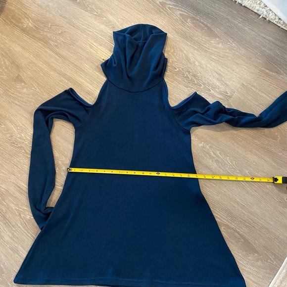 Abi Ferrin Cold Shoulder Long Sleeve Swing Silhouette Tunic Top. Blue. Small. - Picture 8 of 10